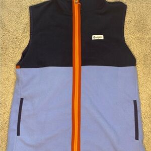 Cotopaxi Amado Fleece Vest Blue & Navy Colorblock Medium — Young Life Logo